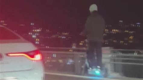 K­ö­p­r­ü­d­e­n­ ­s­k­o­o­t­e­r­ ­i­l­e­ ­g­e­ç­e­n­ ­s­ü­r­ü­c­ü­y­e­ ­c­e­z­a­